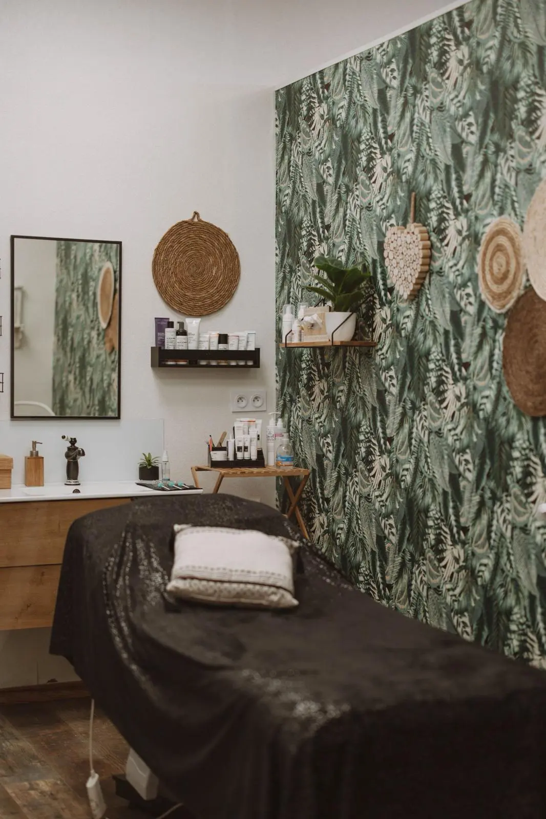 Insitut Pourquoi Pas Salle 2 Espace spa chaleureux avec table de massage drapée de tissu blanc, mur de briques, lavabo et miroir décoratif. L'ambiance est sereine et accueillante.