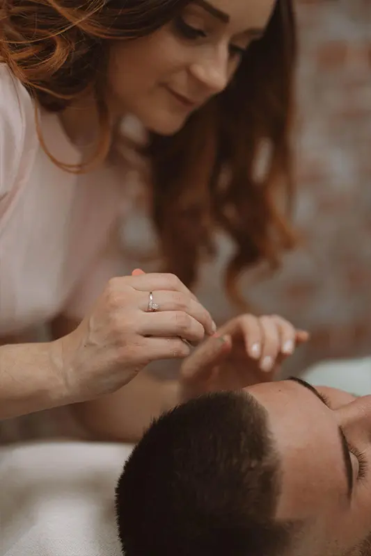 Institut-PourquoiPas_Epilation__Cire_Excellence-01 Une femme pratique délicatement l'épilation sur les sourcils d'une personne dans une ambiance apaisante. Son expression concentrée reflète une atmosphère sereine et attentive.